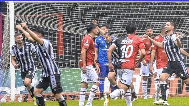 Colón está entre los cuatro equipos más goleados de los 36 que juegan en la Primera Nacional.