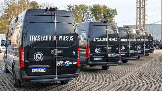 10 vehículos 0 km: El Servicio Penitenciario de Santa Fe incorporó unidades para trasladar detenidos y personal.