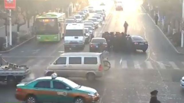 Registran el momento en que una mujer es rescatada debajo de las ruedas de un auto