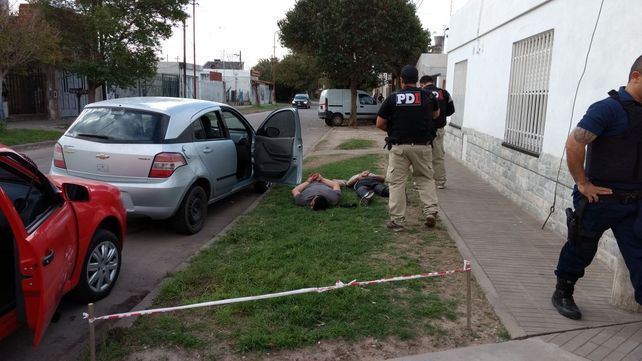 Las personas detenidas portaban una ametralladora calibre 9 mm.