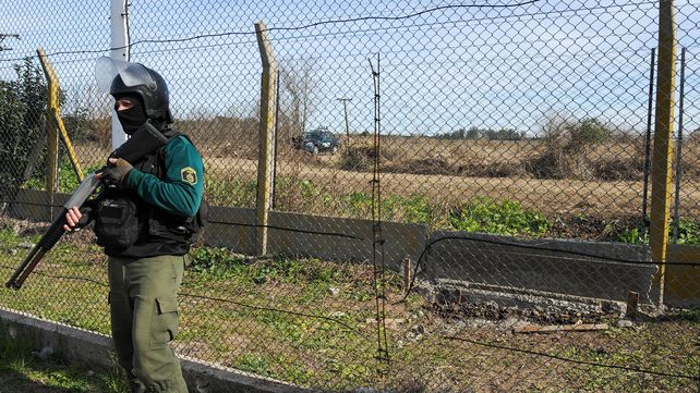 Los cercos perimetrales de la cárcel de Piñero fueron cortados con amoladoras y así se logró la fuga de ocho reclusos de los cuales tres siguen prófugos.