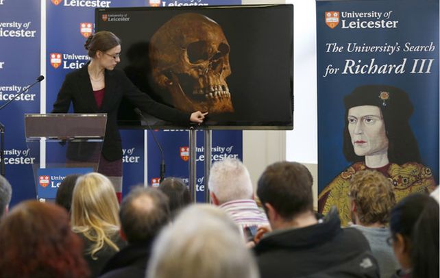 Evidencias. Jo Appleby mostró ayer detalles que confirman el hallazgo en Leicester