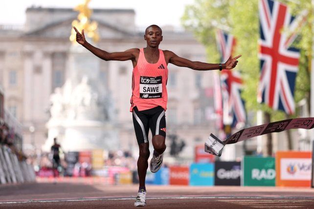 Un keniano es el primer atleta en terminar la Maratón de Londres en menos de 2 horas