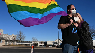 La comunidad de Colorado Springs se acercó al Club Q para expresar su dolor.&nbsp;