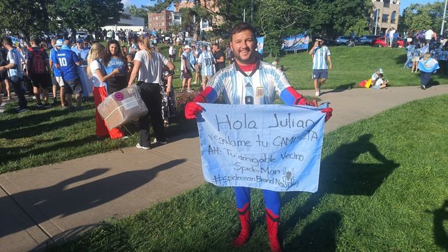 El amigo del vecino de Julián Alvarez y el pedido por una camiseta.