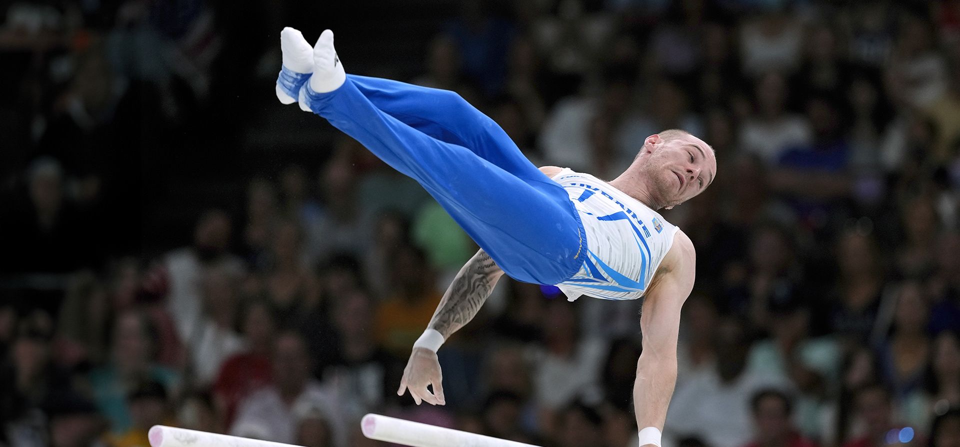 Oleg Verniaiev, de Ucrania, compite durante la final de barras paralelas individuales de gimnasia artística masculina en el Bercy Arena de los Juegos Olímpicos de Verano de 2024, el lunes 5 de agosto de 2024, en París, Francia. (Foto AP/Charlie Riedel) Oleg Verniaiev, de Ucrania, compite durante la final de barras paralelas individuales de gimnasia artística masculina en el Bercy Arena de los Juegos Olímpicos de Verano de 2024, el lunes 5 de agosto de 2024, en París, Francia. (Foto AP/Charlie Riedel)