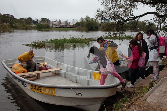 Asistencia. Tres guardavidas cruzan a diario a tierra firme a alumnos y a docentes.