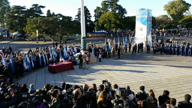 Macri preside el acto por el Día de la Bandera que empezó puntual en el Monumento