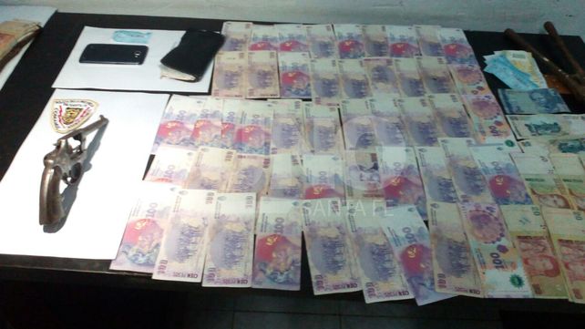 Asaltó a un taxista, su madre intentó evitar su aprehensión, y los dos terminaron presos