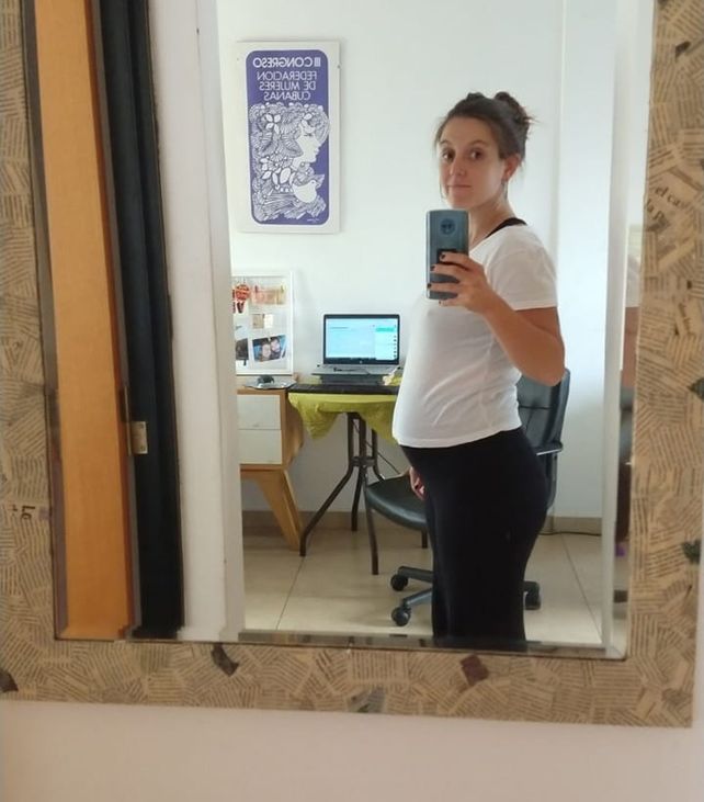 Florencia Mainardi espera a su hijita abocada al teletrabajo que impuso la coronavirus.