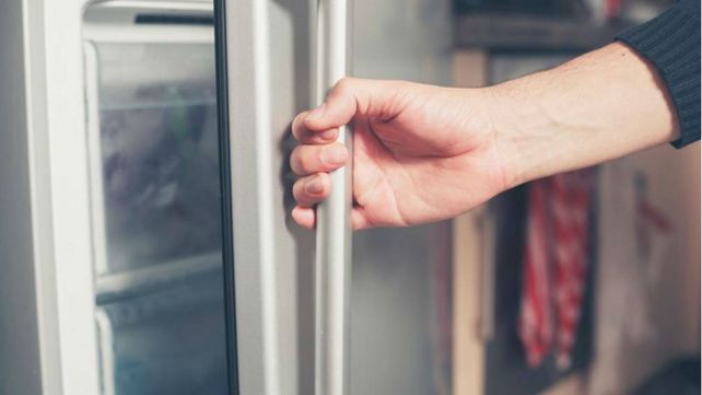 Abrió descalzo la heladera y se electrocutó