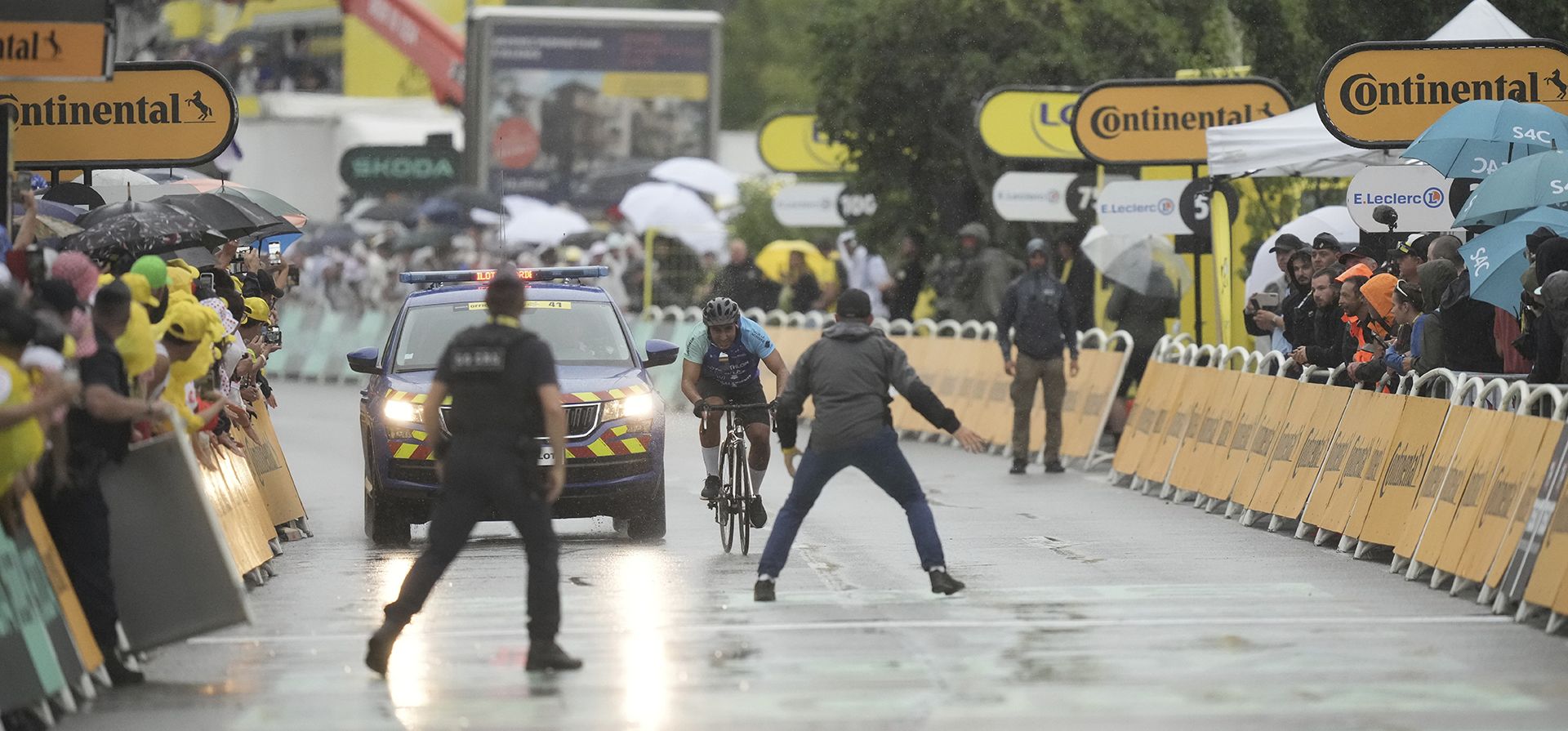 El personal de seguridad se ocupa de un hombre que se dirige a la meta durante la decimoséptima etapa del Tour de Francia, una carrera ciclista de 160,4 kilómetros con inicio en Bollene y final en Valence, Francia, el miércoles 23 de julio de 2025. (Foto AP/Thibault Camus) El personal de seguridad se ocupa de un hombre que se dirige a la meta durante la decimoséptima etapa del Tour de Francia, una carrera ciclista de 160,4 kilómetros con inicio en Bollene y final en Valence, Francia, el miércoles 23 de julio de 2025. (Foto AP/Thibault Camus)
