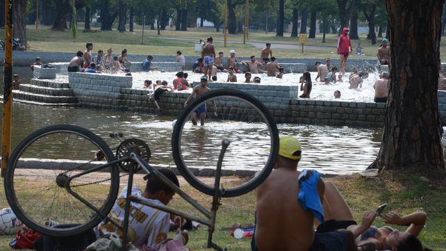 Los santafesinos aprovecharon una fuente de un parque de la ciudad capital de la provincia para refrescarse.