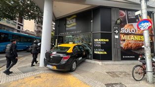 Siniestro vial en barrio Martin: un taxi se incrustó en un local de milanesas