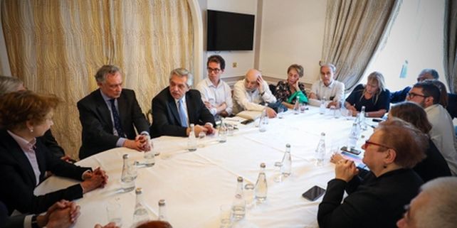 Encuentro. El presidente se reuni&oacute; ayer en Par&iacute;s con organismos de derechos humanos.