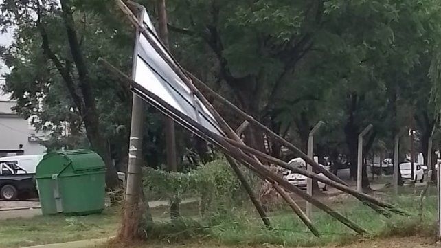 La Municipalidad de Paraná trabaja para atemperar las consecuencias de la tormenta de lluvia y viento desatada este martes en la región