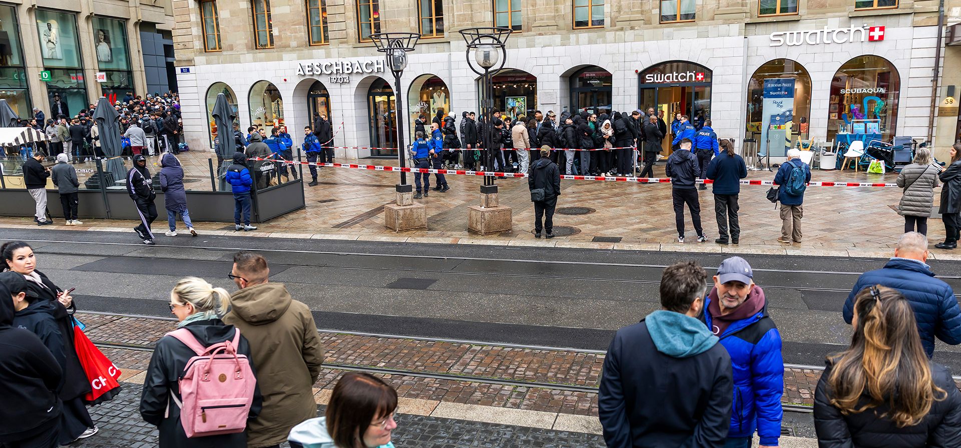 Agentes de la policía suiza acordonan la zona donde los clientes hacen cola para comprar el nuevo reloj Royal Pop de Swatch y Audemars Piguet, en Ginebra, Suiza, el sábado 16 de mayo de 2026. (Salvatore Di Nolfi/Keystone vía AP) Agentes de la policía suiza acordonan la zona donde los clientes hacen cola para comprar el nuevo reloj Royal Pop de Swatch y Audemars Piguet, en Ginebra, Suiza, el sábado 16 de mayo de 2026. (Salvatore Di Nolfi/Keystone vía AP)
