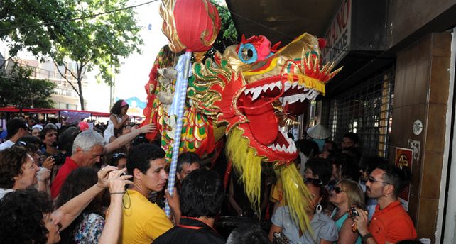 Una gran fiesta popular de la comunidad china para recibir el A&ntilde;o del Conejo