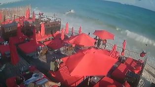 Por el mar. Un delincuente (arriba, a la izquierda) huyó en una moto acuática y fue grabado por una cámara de un hotel. (Imagen de video)