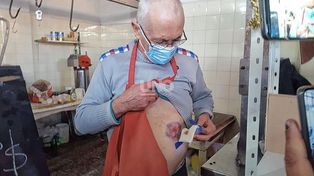 Carlos, dueño del comercio muestra el abdomen donde el arma lo dejó herido .&nbsp;