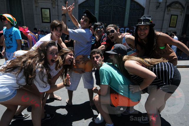 Los estudiantes secundarios festejaron en su último día de clases