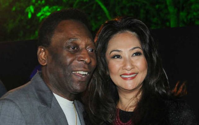 Pelé tiene 73 años y su novia