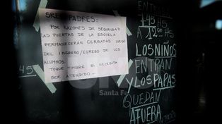 Por seguridad en la escuela Malvinas los padres se quedan afuera