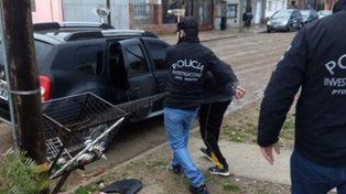 Son gemelos, uno robó e intentó violar a una mujer y ahora la Justicia no sabe a cuál detener