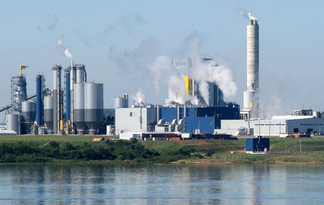Humo sobre el agua. Tras la autorización de Montevideo