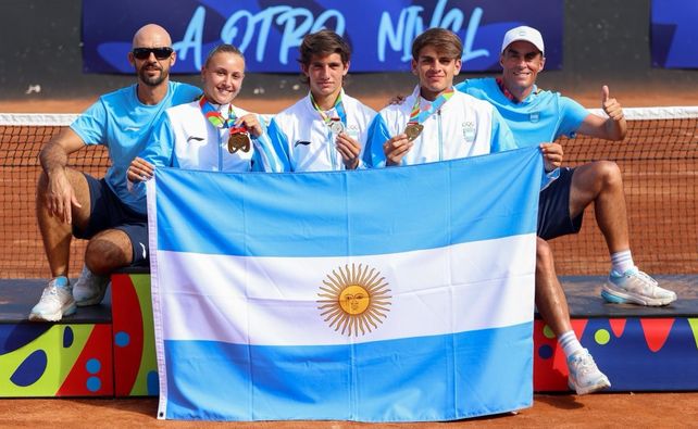 Pagani junto a los restantes medallistas argentinos en tenis en Panamá 2026.