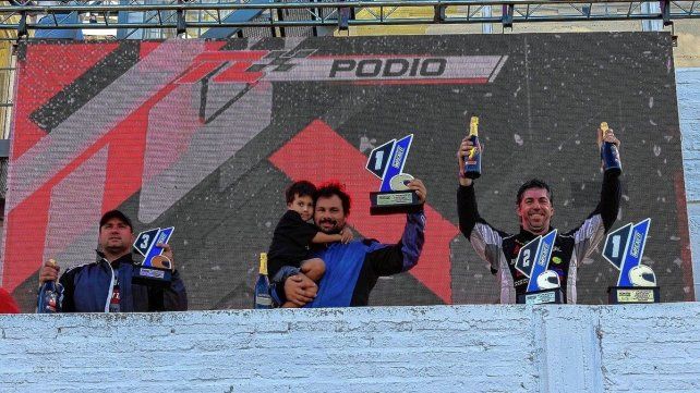 El podio que entregó la primera carrera final del año para el TC 850 en Paraná.