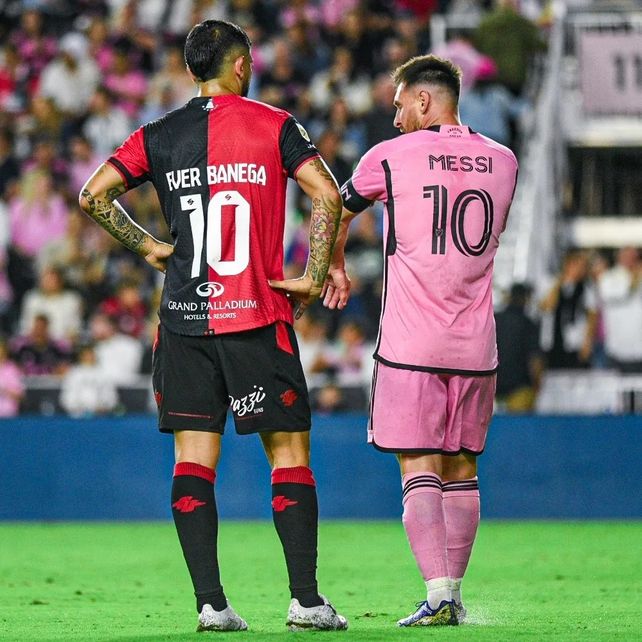 De diez. Banega y Messi se cruzaron en el histórico amistoso.