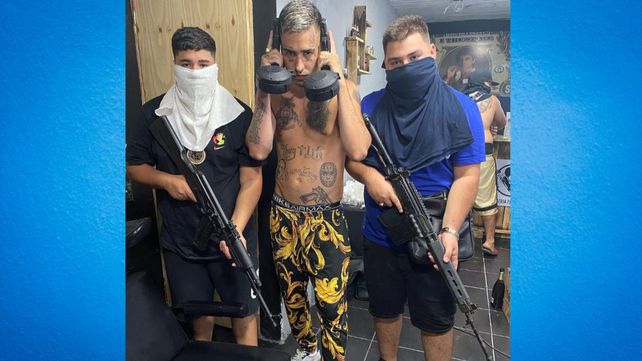 Zaramay y dos de sus compañeros en la supuesta barbería donde se tomaron las polémicas fotografías.