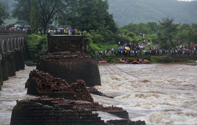 Antiguo. El puente fue arrasado por las lluvias y la fuerza del río Savitri.