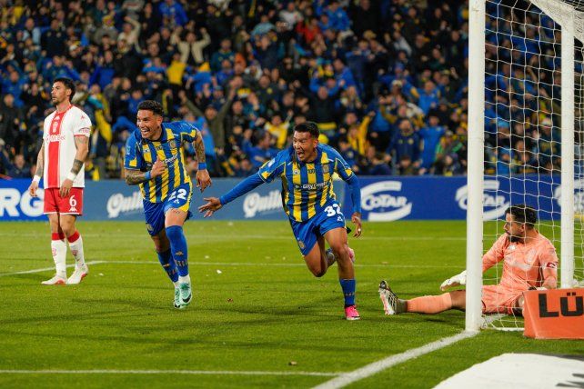 Emanuel Coronel acaba de convertir de palomita y sale eufórico a gritar su primer gol con la camiseta de Central.