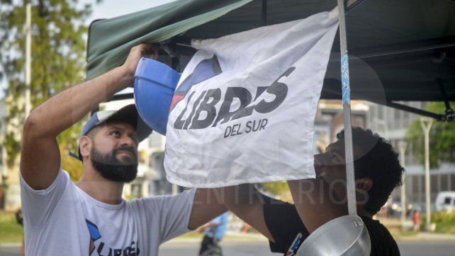 Se instalaron frente a la Casa de Gobierno. Reclaman más alimentos para los comedores y repudian el ajuste.