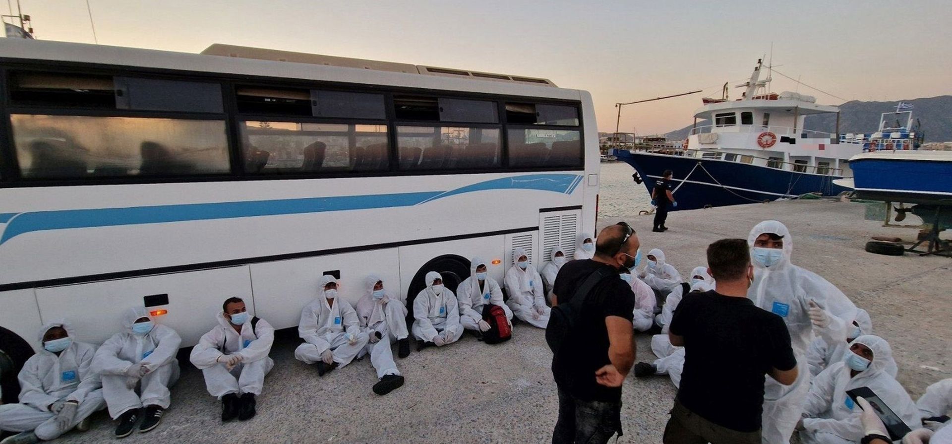 Migrantes en un puerto en la isla de Kos, en el sureste del mar Egeo, Grecia, después de una operación de rescate el miércoles 10 de agosto de 2022. Las autoridades griegas realizaron una importante operación de búsqueda y rescate de decenas de personas que se creían desaparecidas en el mar.