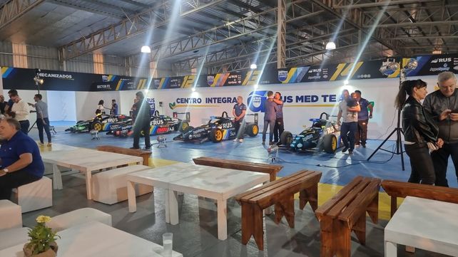 Otra imagen de los autos de fórmula del Rus Med Team.