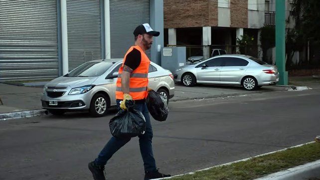 Un intendente entrerriano se subió al camión de residuos y trabajó en la recolección con los empleados.&nbsp;