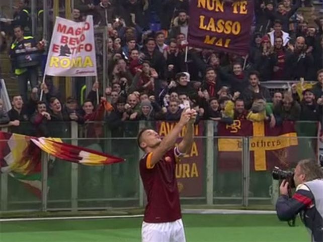 Un loco hermoso: Totti marcó un golazo y festejó con una selfie
