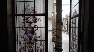 Hacia el patio. Las puertas vidriadas del Madame Safó.