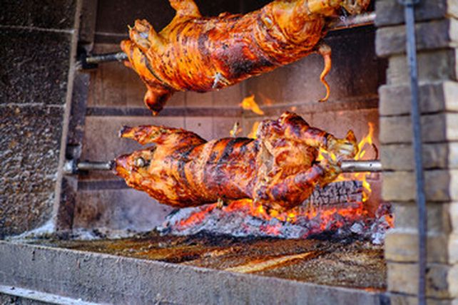 El lechón es un clásico argentino para las Fiestas