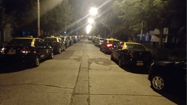 Decenas de vehículo en las primeras horas de este jueves en Marcelo T. de Alvear, en Saladillo, donde mataron a otro taxista, el segundo en 24 horas.