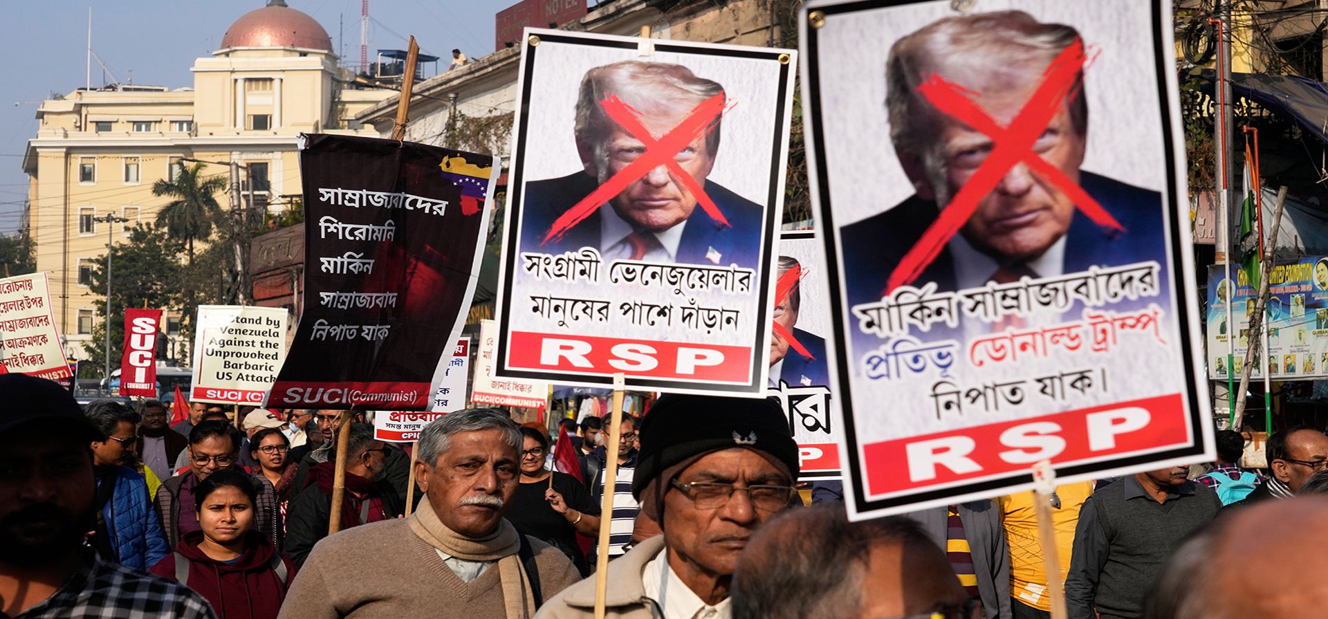Activistas participan en una manifestación con retratos desfigurados del presidente Donald Trump durante una protesta contra una operación militar estadounidense en Venezuela, mientras marchan hacia el consulado estadounidense en Calcuta, India, el lunes 12 de enero de 2026. (Foto AP/Bikas Das) Activistas participan en una manifestación con retratos desfigurados del presidente Donald Trump durante una protesta contra una operación militar estadounidense en Venezuela, mientras marchan hacia el consulado estadounidense en Calcuta, India, el lunes 12 de enero de 2026. (Foto AP/Bikas Das)