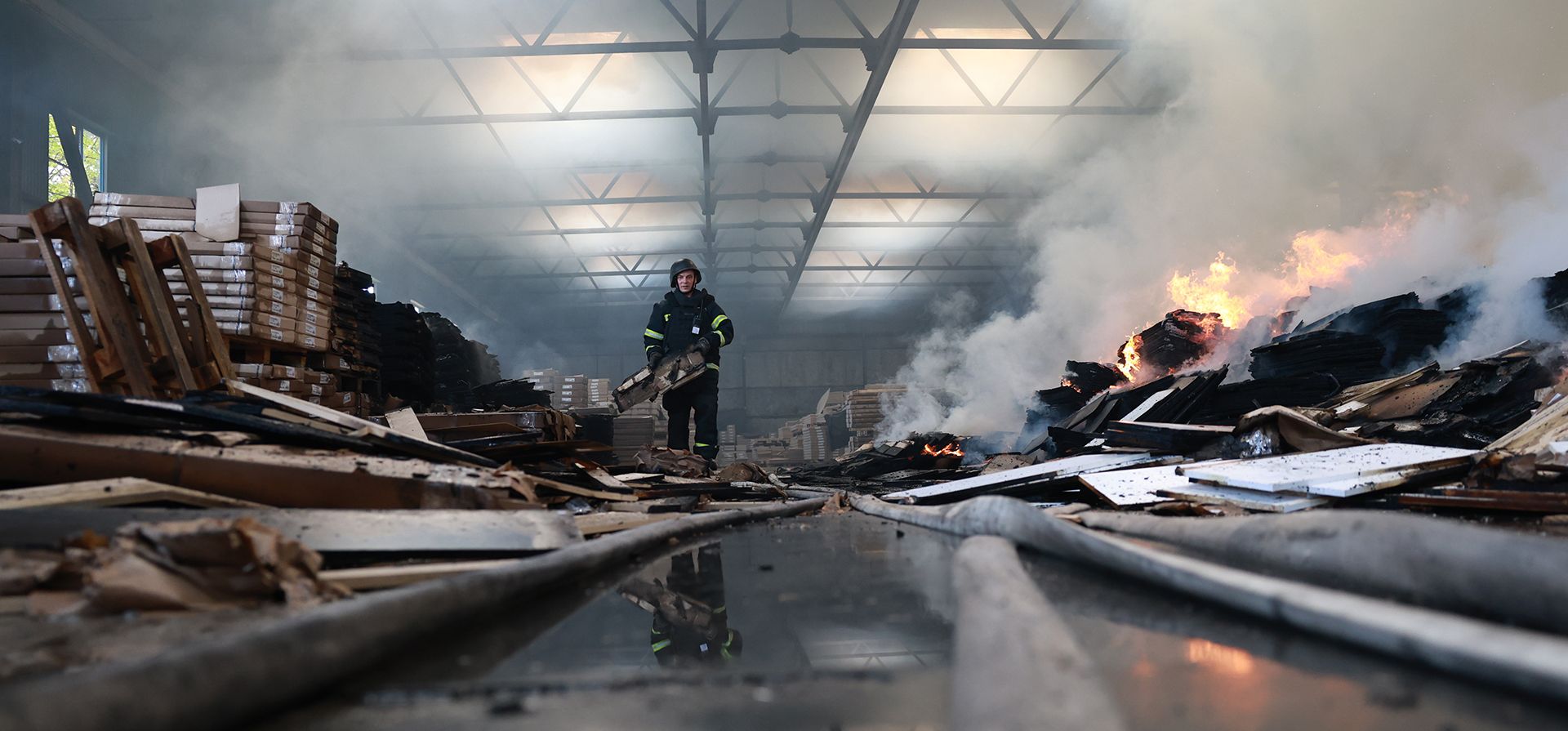 Equipos de rescate extinguen un incendio en una fábrica de muebles dañada por el impacto de un dron ruso en Zaporiyia, Ucrania, el martes 6 de octubre de 2026. (Foto AP/Kateryna Klochko) Equipos de rescate extinguen un incendio en una fábrica de muebles dañada por el impacto de un dron ruso en Zaporiyia, Ucrania, el martes 6 de octubre de 2026. (Foto AP/Kateryna Klochko)