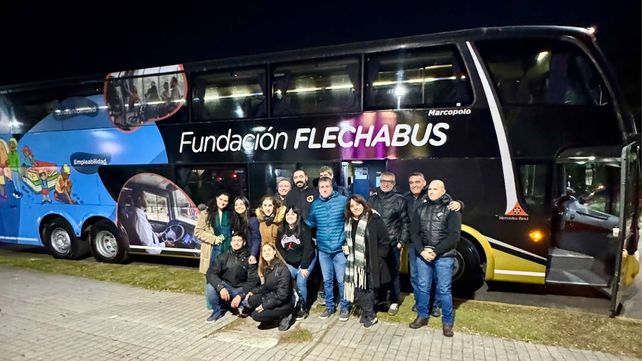 Un colectivo de larga distancia se transforma en refugio móvil para quienes viven en la calle.