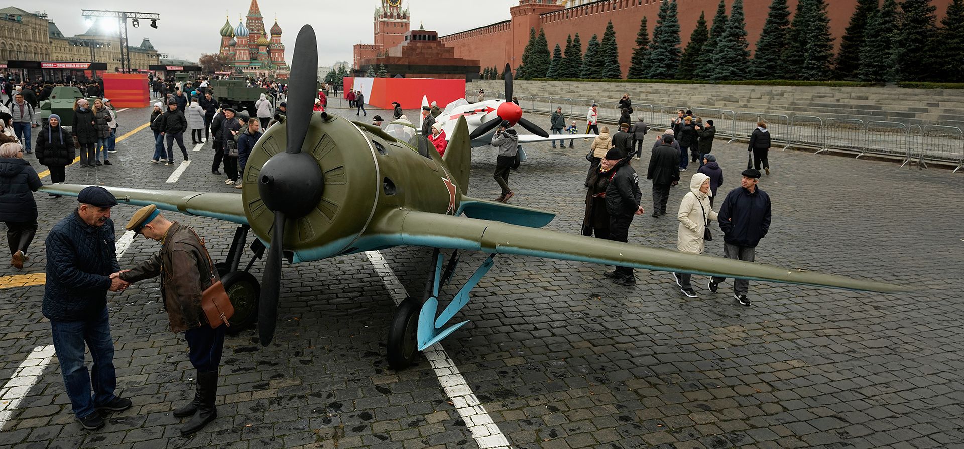 Aviones de combate soviéticos I-16 (al frente) y MiG-3 se exhiben en una muestra sobre un desfile militar de 1941 en la Plaza Roja, cuyos participantes se dirigieron directamente al frente para defender Moscú de las fuerzas nazis, en Moscú, Rusia, el viernes 7 de noviembre de 2025. (Foto AP/Pavel Bednyakov) Aviones de combate soviéticos I-16 (al frente) y MiG-3 se exhiben en una muestra sobre un desfile militar de 1941 en la Plaza Roja, cuyos participantes se dirigieron directamente al frente para defender Moscú de las fuerzas nazis, en Moscú, Rusia, el viernes 7 de noviembre de 2025. (Foto AP/Pavel Bednyakov)