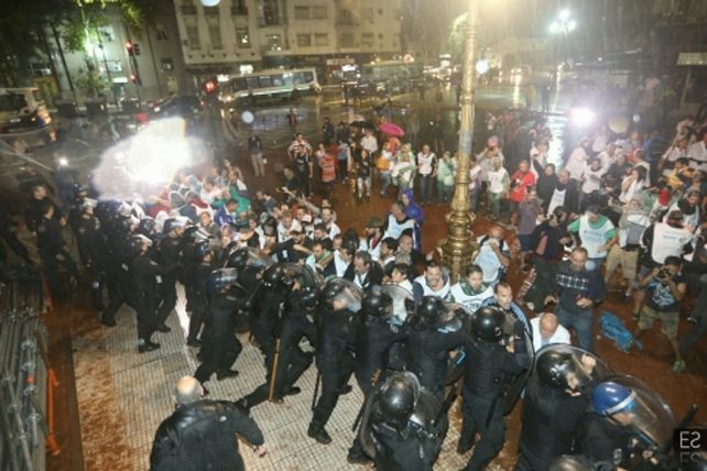 frente a frente. La policía avanzó sobre los docentes que se habían apostado en la Plaza del Congreso para amplificar sus reclamos.