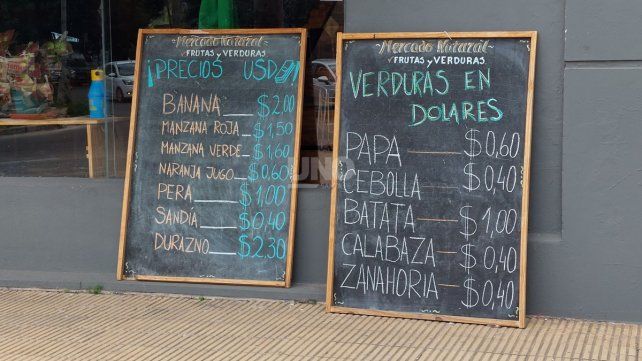 El comercio en barrio Mariano Comas colocó los precios de las frutas y verduras