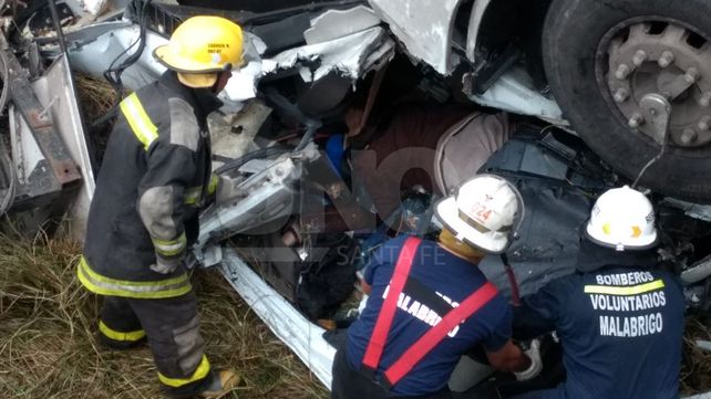 Murió un camionero al caer el vehículo desde el puente de Malabrigo